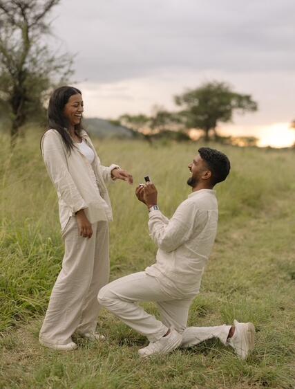 Magisk forlovelse i Serengeti – midt i savannen