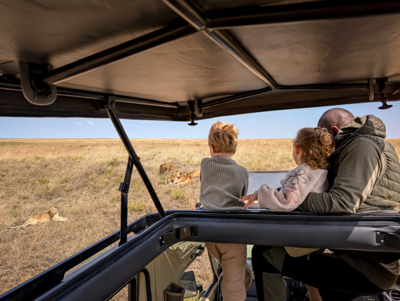 B&oslash;rn p&aring; safari i Serengeti