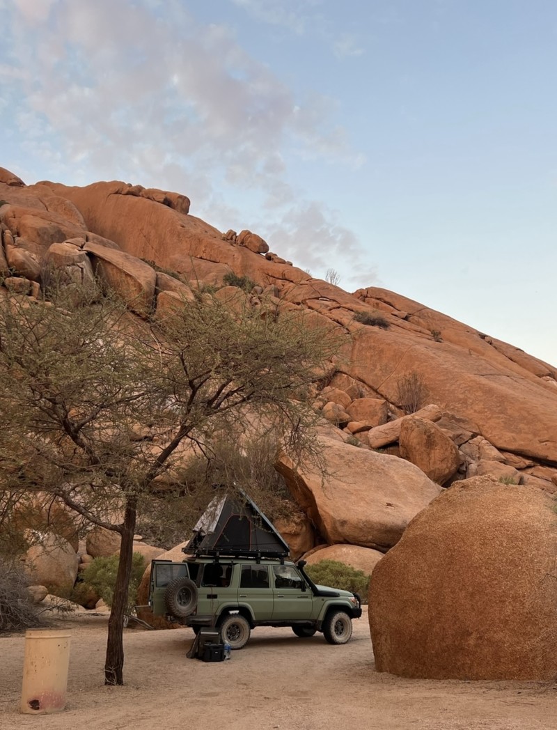 Camp nemt på bilens tag i Kalaharis smukke ørken