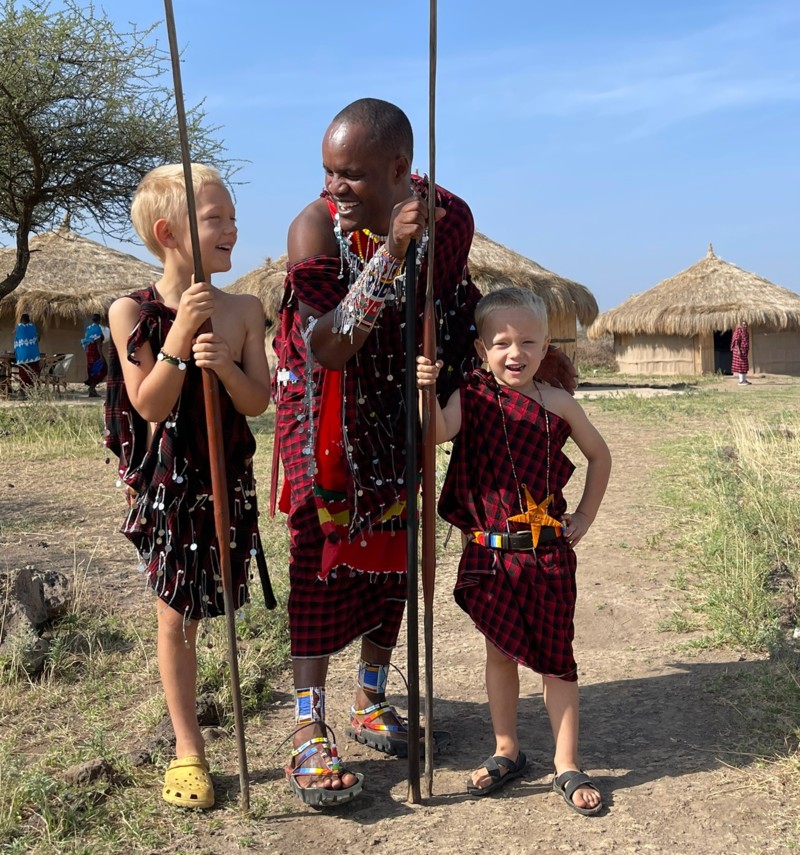 Børn på besøg i en masaiby