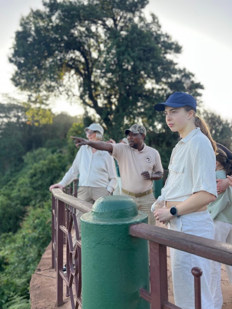 Vores guide Samuel viser os dyrene i Tanzania