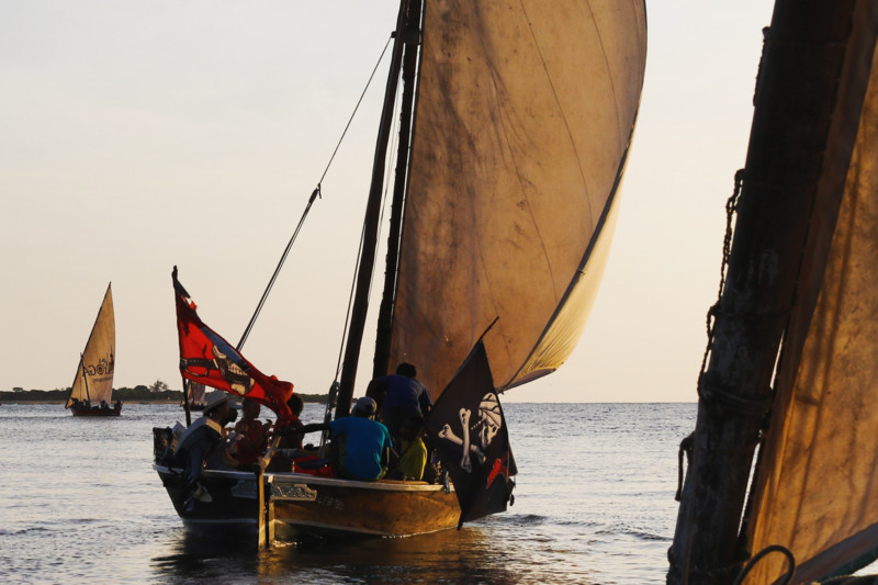 Sejlads langs kysten – Fra moderne både til traditionelle Dhows